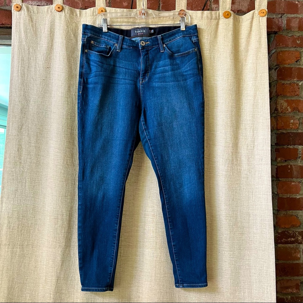 Torrid Lot sky high skinny jeans darker wash GR8 jeans! 16R bonus Tee 0